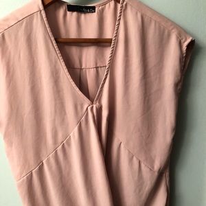 Light pink shirt 👚 with a very flattering drape